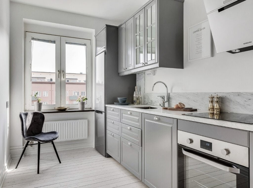Sovrum målat i helvitt med släta väggar – resultat efter bredspackling och målning av Malmö Måleri i Ellstorp, Malmö.