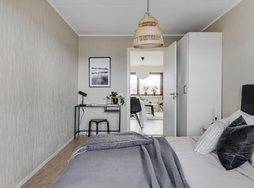 Vardagsrum med nymålade väggar och tak – utfört av Malmö Måleri i Lindeborg, Malmö.