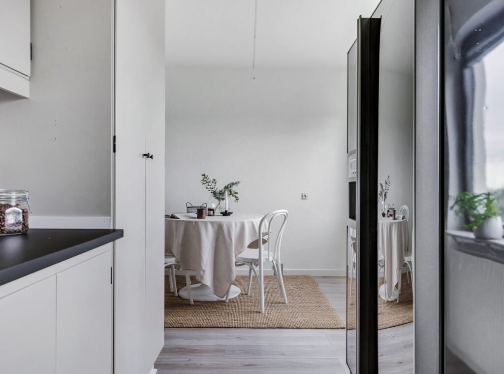 Matplats i öppen planlösning, nymålad av Malmö Måleri – invändig målning i Lindeborg.