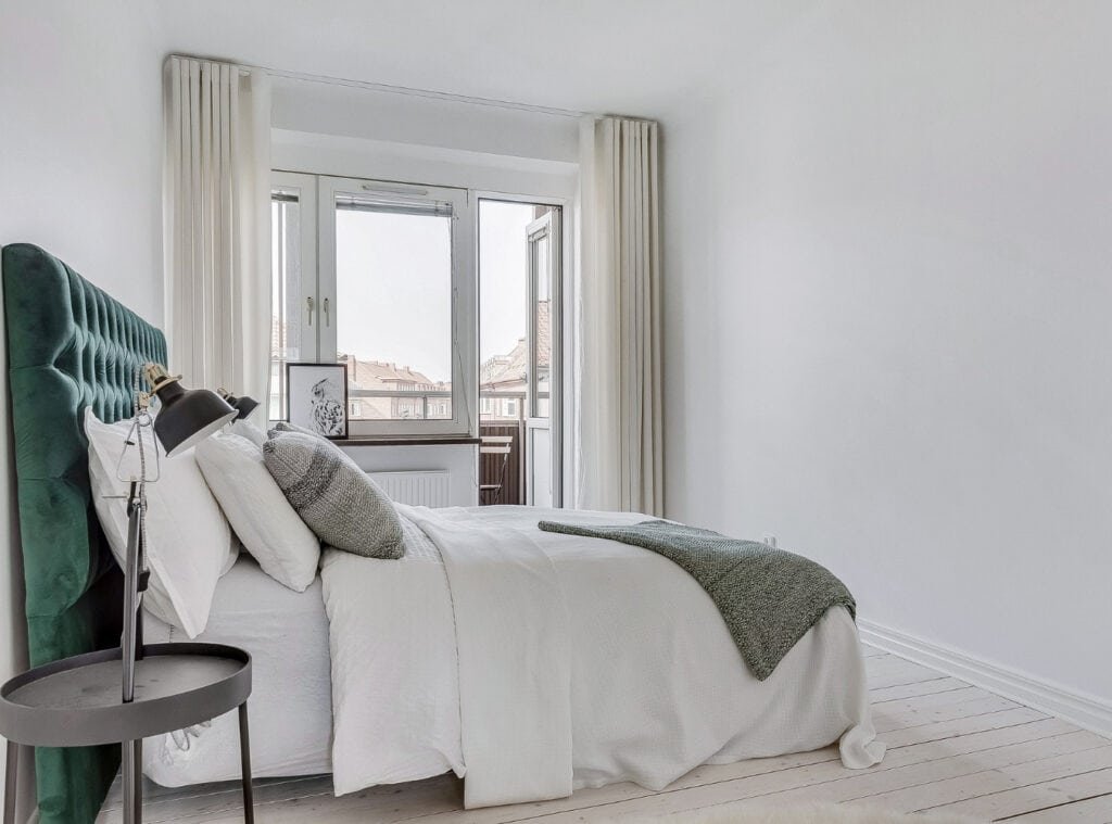 Nyrenoverat badrum med kakel och nymålade ytor – Malmö Måleri stod för all invändig målning i detta projekt i Malmö.