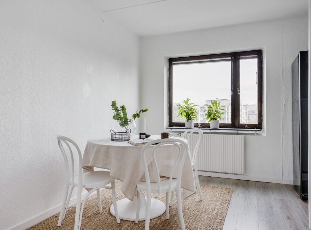 Stort vardagsrum med ljusa kulörer och stilren målning – ett projekt av Malmö Måleri i Malmö.