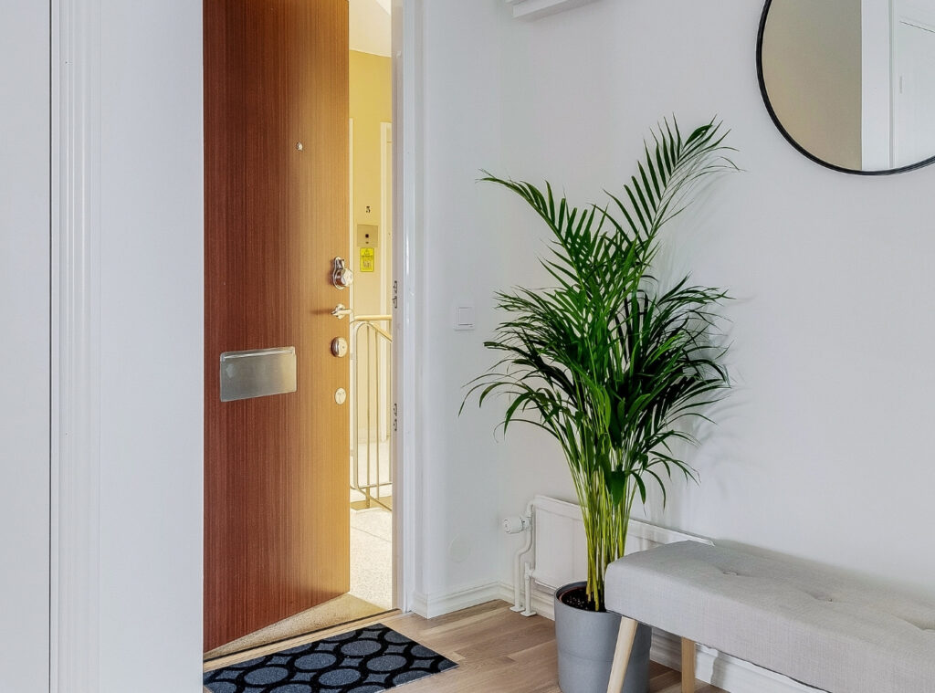 Vitmålad hall med ny väggfinish – renovering utförd av Malmö Måleri.